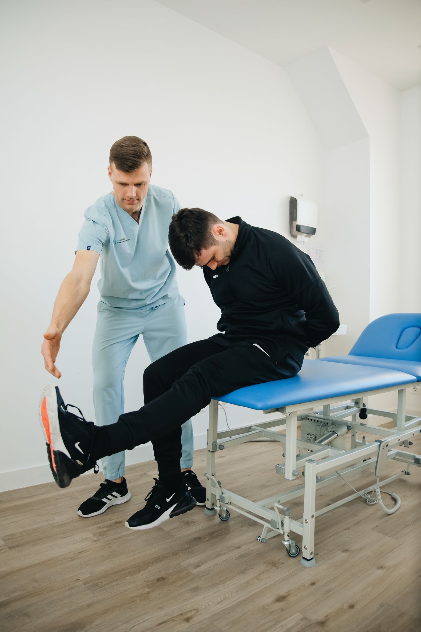 Physiotherapeutische Behandlung auf einer Therapieliege